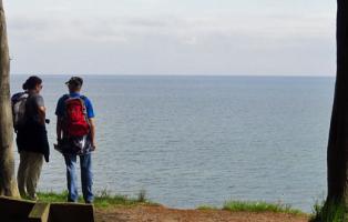 NaturFreunde Wanderer an der Ostsee Zwei Wanderer vor der Ostsee